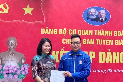 Xúc động lễ kết nạp đảng viên mới tại 90 Thợ Nhuộm