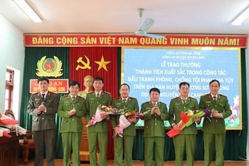 Khen thưởng Công an huyện Hương Sơn trong đấu tranh phòng, chống tội phạm