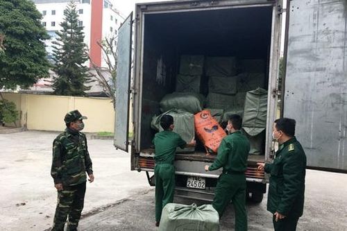Phát hiện vụ dùng ô tô vận chuyển 20 bao tải khẩu trang y tế sang Trung Quốc bán kiếm lời