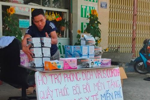 Tấm lòng người Đồng Tháp chia sẻ khẩu trang miễn phí với mọi người xung quanh
