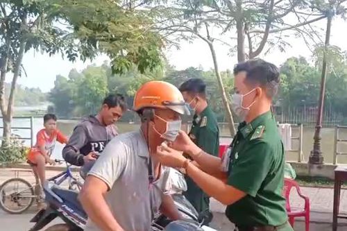 Phát 5.000 cái khẩu trang y tế cho người dân biên giới
