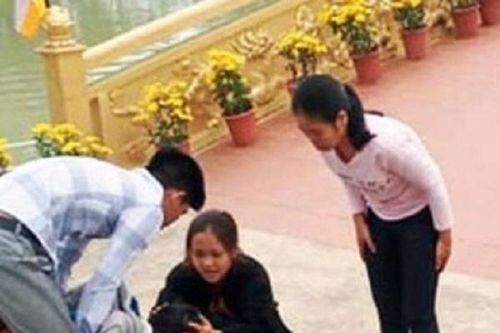 Nghệ An: Thầy giáo cứu một em nhỏ rơi xuống hồ nước khi đi vãn cảnh chùa