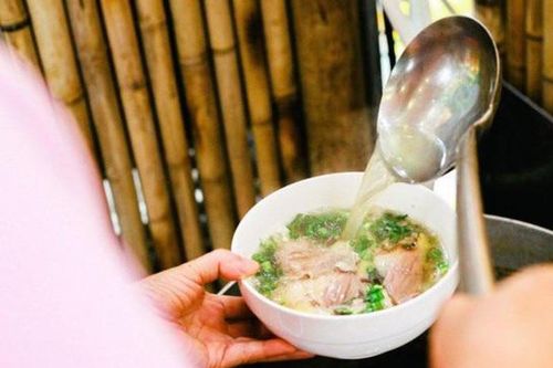 Trị chồng ngoại tình chỉ bằng một bát phở, cô vợ trẻ khiến chị em ngả mũ thán phục