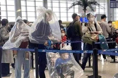 'Trời không mưa cũng mặc áo mưa', đi sân bay như chống nhiễm xạ