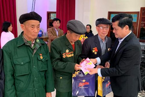 Gặp mặt 166 đảng viên nhân dịp kỷ niệm 90 năm Ngày thành lập Đảng Cộng sản Việt Nam