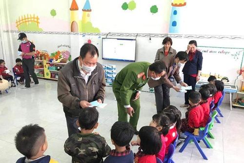 Trao trên 10 ngàn khẩu trang y tế miển phí cho học sinh vùng đồng bào dân tộc ít người