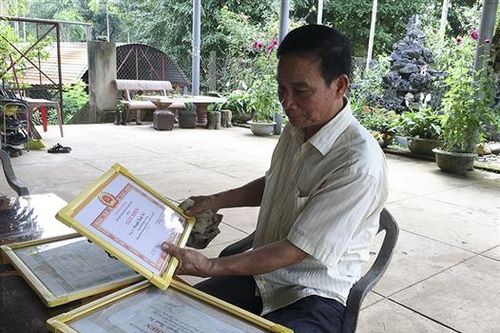 Đảng viên cao tuổi nêu gương sáng