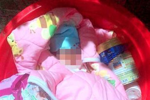 Bé gái sơ sinh bị bỏ rơi dưới chân tượng phật