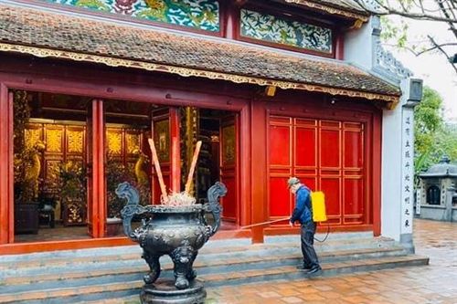 Hà Nội: Văn Miếu Quốc Tử Giám, đền Ngọc Sơn mở cửa lại sau khử trùng phòng dịch