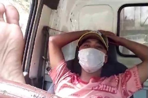 Tài xế xe tải 'livestream' cảnh lái xe bằng chân
