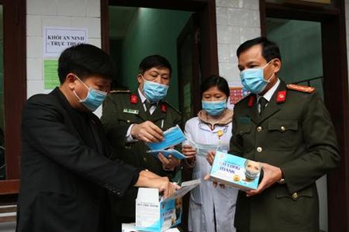 Trao tặng 1 vạn khẩu trang cho lực lượng Công an tỉnh