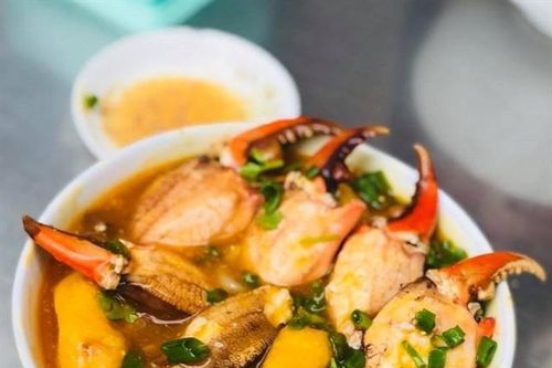 Những quán ăn ven đường không rẻ vẫn hút khách ở TP.HCM