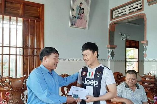 Thăm hỏi, động viên gia đình có thanh niên nhập ngũ