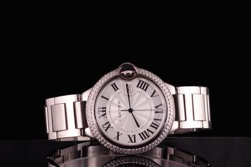 Nhân viên vệ sinh sân bay nổi lòng tham 'nhặt' đồng hồ hiệu Cartier của khách