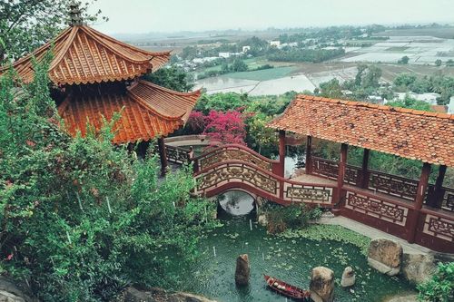 Cảm hóa cặp đôi mãng xà bằng kinh phật ở chùa Hang