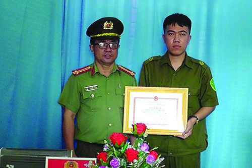 Khen thưởng gương người tốt