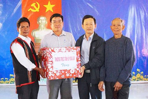 Tập trung lãnh đạo để làng Đê Kôn thoát nghèo bền vững