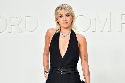 Miley Cyrus và dàn sao Hollywood đua nhau diện đồ khoe ngực sexy