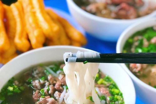 Những quán phở, bún vỉa hè giá cao vẫn hút khách ở Hà Nội