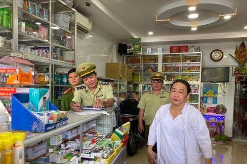 Thêm 52 cửa hàng kinh doanh thiết bị y tế bị xử phạt vì 'thổi giá' khẩu trang