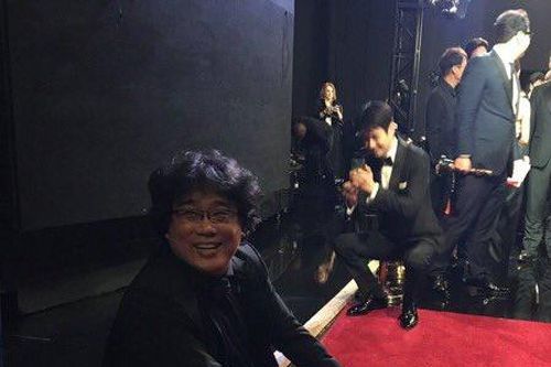 Bong Joon-ho choáng, ngồi sụp sau cánh gà vì thắng 4 giải ở Oscar 2020