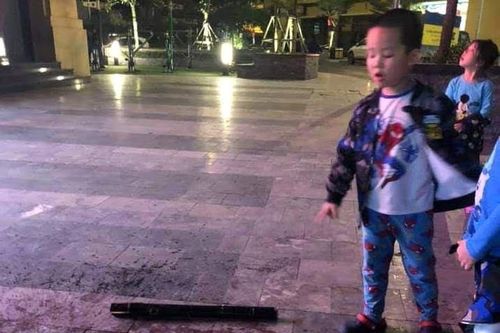 Đi dạo, dân chung cư hoảng hồn thấy điếu cày rơi thẳng xuống sân chơi