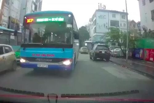 Đình chỉ công tác tài xế xe buýt cố tình lấn làn, lớn tiếng chửi bới khi bị nhắc nhở