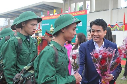 Chủ tịch UBND TP Hà Nội Nguyễn Đức Chung động viên tân binh lên đường nhập ngũ