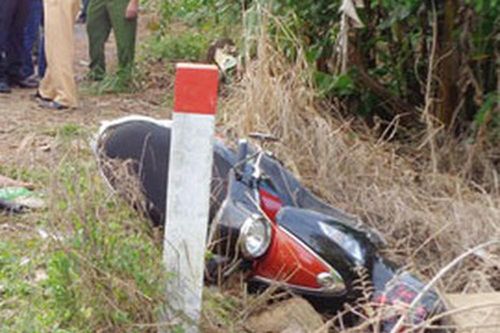 2 thanh niên tử vong khi xe máy chở 3 lao vào cột mốc
