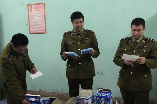 Liên tiếp thu giữ hàng trăm nghìn khẩu trang y tế không rõ nguồn gốc