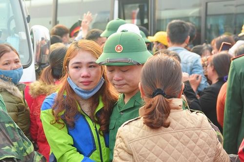 Tân binh ở Quảng Trị đeo khẩu trang, đo thân nhiệt trước khi lên đường nhập ngũ