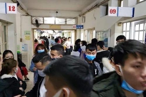 Chen chân khám sức khỏe, phủ kín lối hành lang bệnh viện