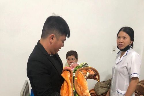 Bé gái sơ sinh bị bỏ rơi trước nhà dân trong đêm
