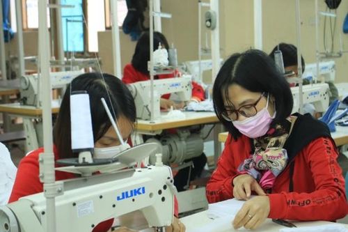 Sau nước rửa tay, trường ĐH sản xuất khẩu trang cấp phát miễn phí
