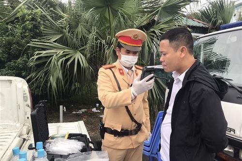 Hà Nội: Người dân lựa chọn ống thổi trước khi kiểm tra nồng độ cồn