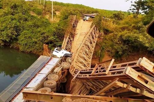Xe tải chở hàng cho tập đoàn Hoàng Anh Gia Lai làm sập cầu bắc qua suối Púch