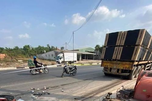 Xe container trôi trên đường cán chết người bán vé số