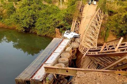 Gãy cầu, tài xế xe tải may mắn thoát chết