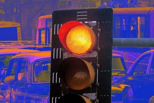 Áp dụng mới chống ô nhiễm tiếng ồn: Tắc đường, càng bấm còi đèn đỏ càng lâu