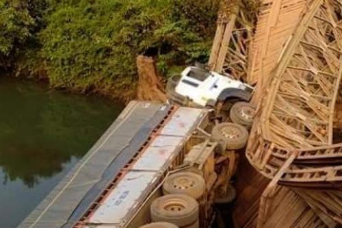 Gia Lai: Xe tải làm sập cầu rồi đổ xuống suối