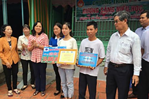 Trao học bổng 'Gương sáng hiếu học'