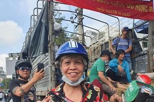 Xếp hàng giúp nông dân 'giải cứu' dưa hấu