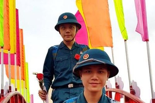 Anh em song sinh tình nguyện nhập ngũ