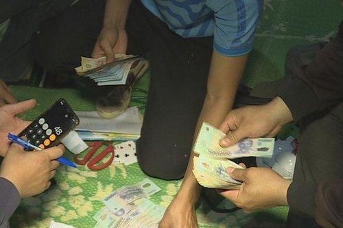 Bắt quả tang hai anh em ruột tổ chức cho hàng chục đối tượng 'sát phạt'