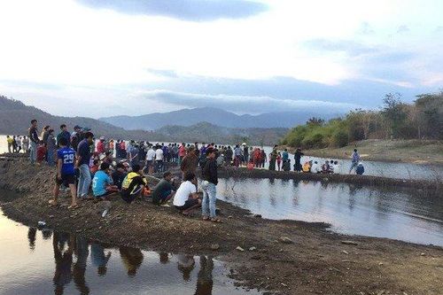 Chưa tìm thấy nam sinh mất tích trong vụ lật xuồng giữa hồ sông Móng