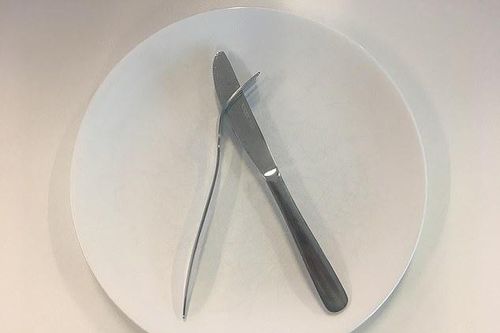 Dân chuyên nhìn cách để dao, dĩa hiểu ngay khách muốn gì