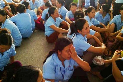 Lo lao động Trung Quốc bị ốm, công nhân tập trung trước cổng doanh nghiệp