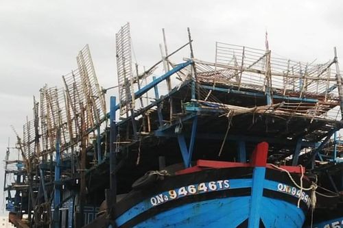 Ngư dân giải cứu tàu câu mực bị cháy trên vùng biển Trường Sa