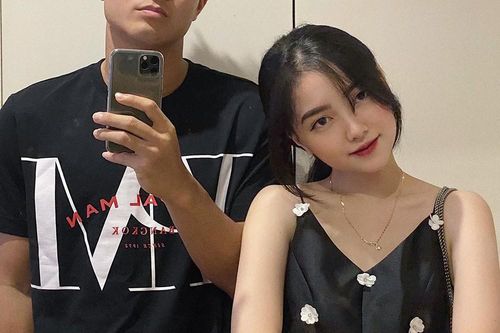 Khoảnh khắc 'tình bể bình' của Hà Đức Chinh và bạn gái mặt đẹp như trăng rằm