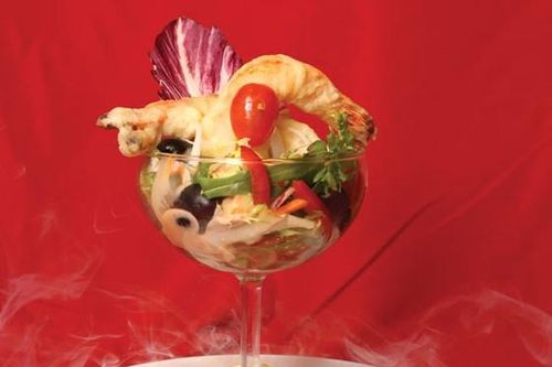 Nâng niu người phụ nữ yêu thương cùng Rex Hotel Saigon